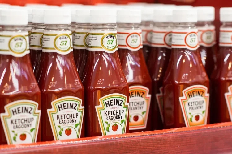 Por que a Kraft Heinz cai mesmo com a força histórica de seu ketchup? Porque isso acontece?
