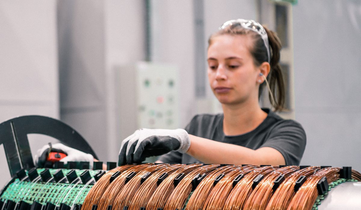 Indústria cai 1,8% e aumenta preocupação com a economia: Brasil corre risco de recessão?